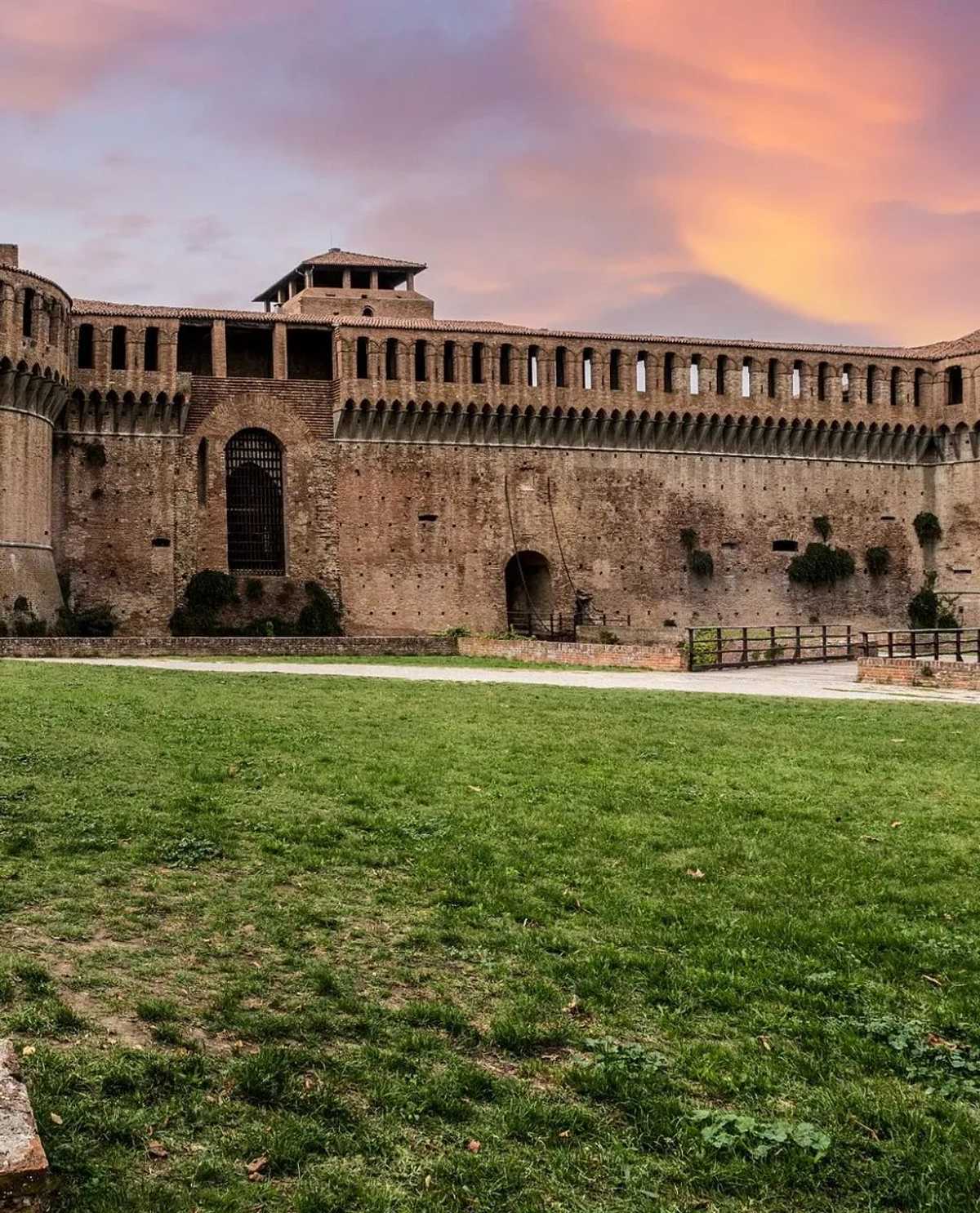 Comparación del coste de vida: Dubái e Imola | CityCost