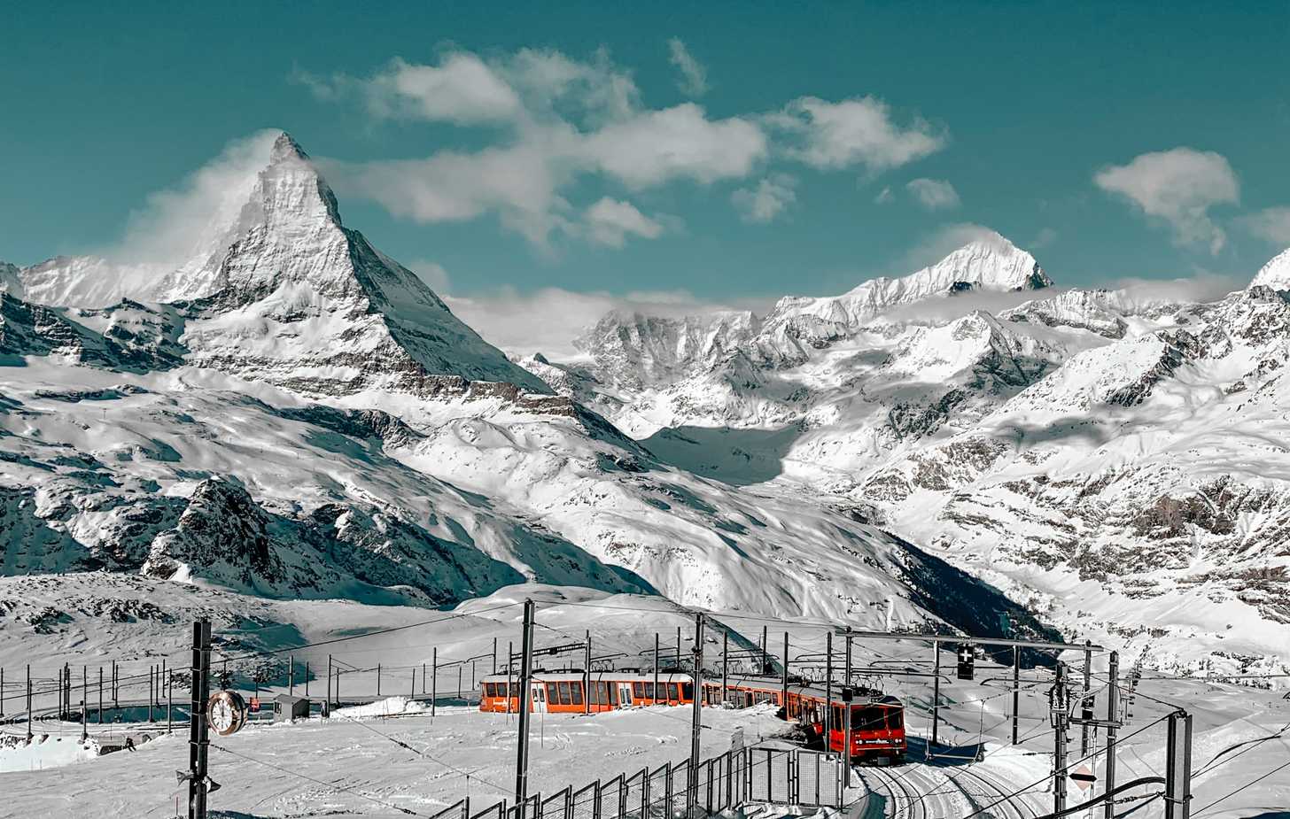 ⛷️Top Digital Nomad Destinations with Mountain Skiing